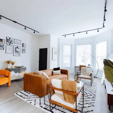 The Brown House - A Luxurious Uchicago Campus Stay